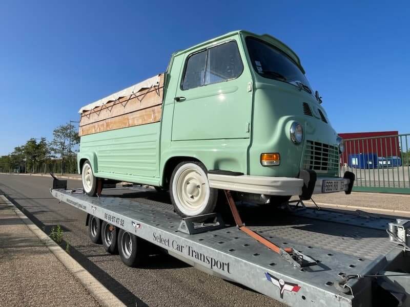 Transport Premium photo d'une estafette pickup vert pastel Renault montée sur le plateau de l'entreprise Select Car Transport