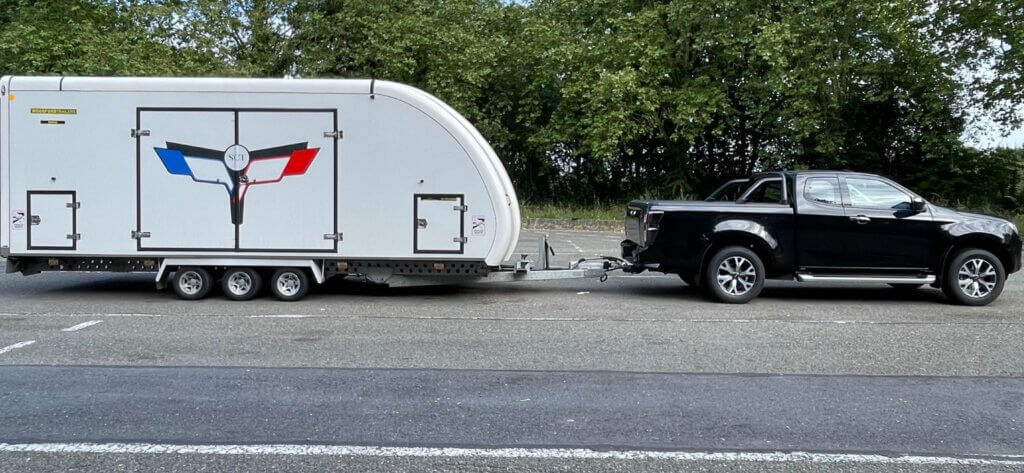 photo de la remorque fermée tirée par un pick-upisuzu d-max noir